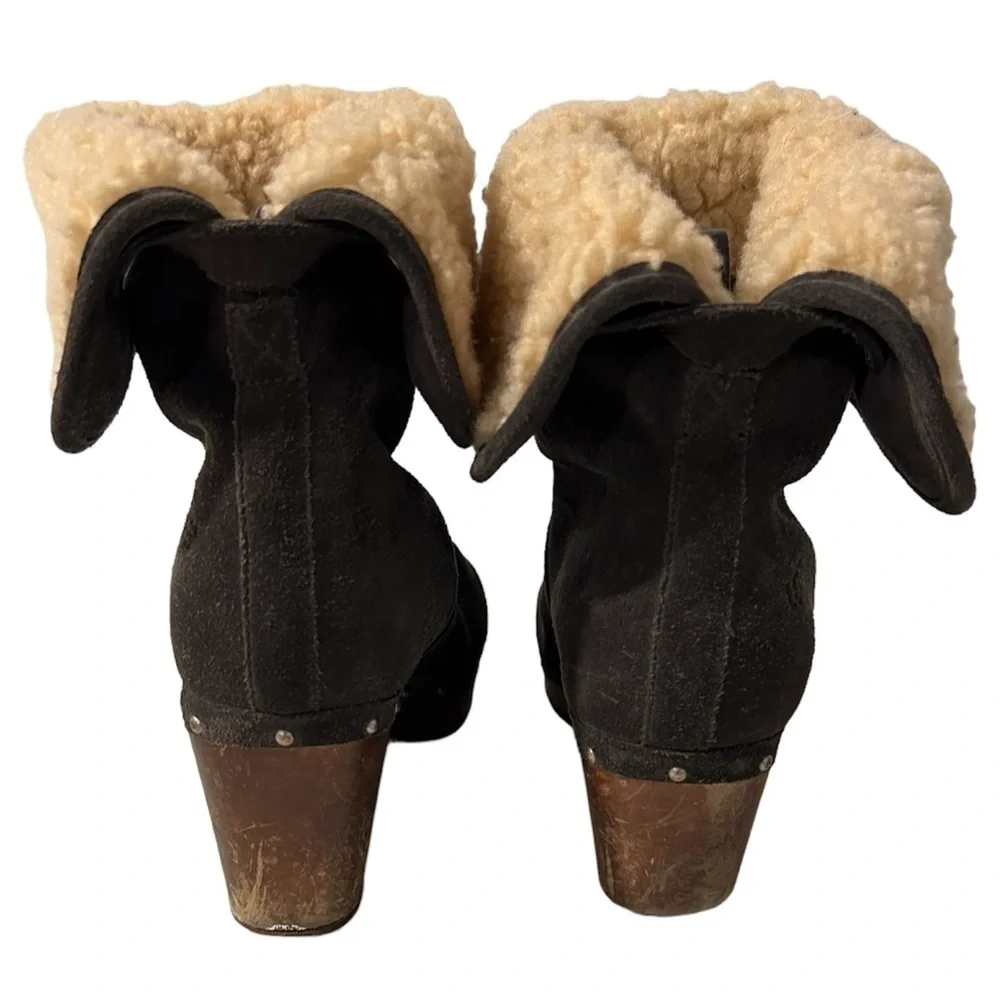 {UGG} Gray Suede Lynnea Boots